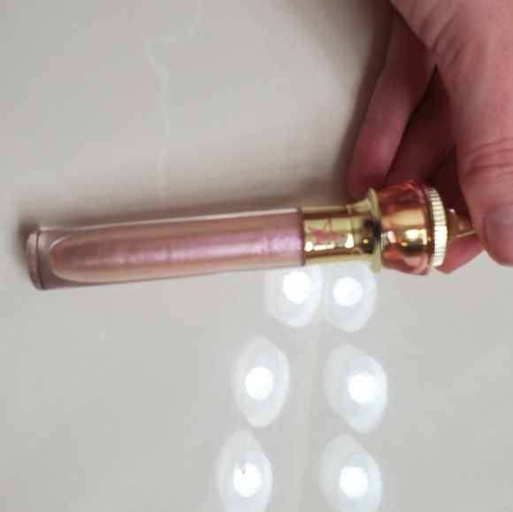 JSC lipgloss in shade crystal kiss